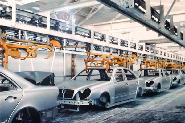 Carrozzerie su un trasportatore a nastro trasportatore MCM AT500 Car Bodies on a MCM AT500 Power & Free Conveyor