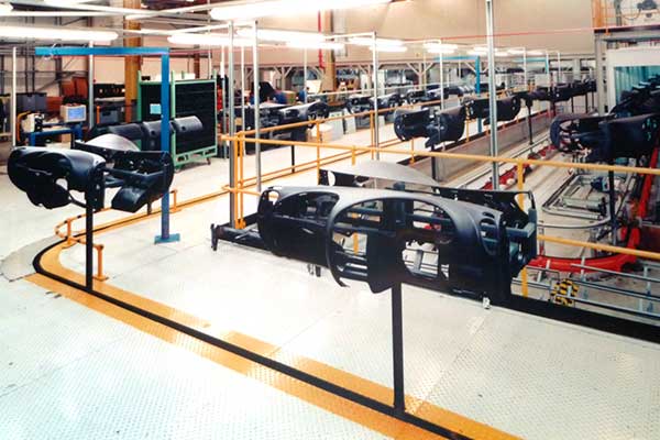 Cruscotti su un trasportatore MCM AT100 invertito Dashboards on an MCM Inverted AT100 Conveyor
