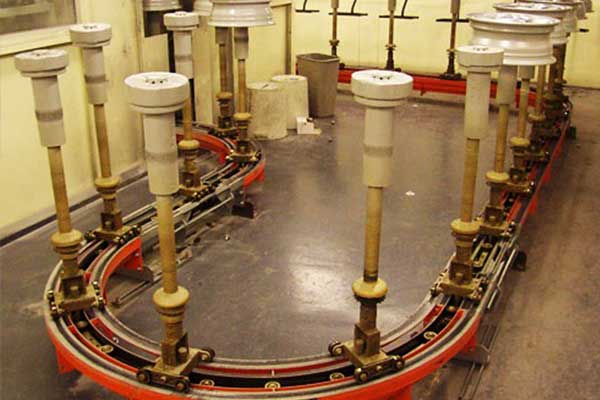 Ruote per auto su un trasportatore MCM Dualtrack 100 Car Wheels on a MCM Dualtrack 100 Conveyor