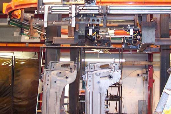 Parti di sospensione su un trasportatore a nastro trasportatore MCM AT100 Suspension parts on a MCM AT100 Power & Free Conveyor