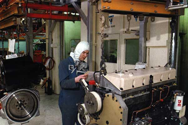 Motori su un trasportatore MCM AT500 Power & Free Engines on a MCM AT500 Power & Free Conveyer