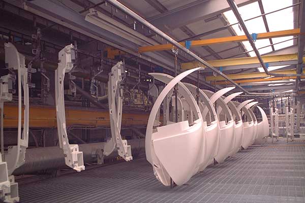 Stampaggi a iniezione su un trasportatore MCM Powertrack 60 Injection Mouldings on a MCM Powertrack 60 Conveyor