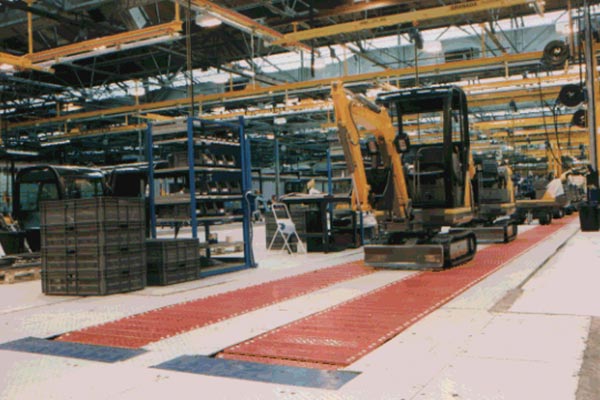 Stampaggi a iniezione su un trasportatore MCM Powertrack 60 Mini Excavators on an Amber Automation HD Slat Conveyors