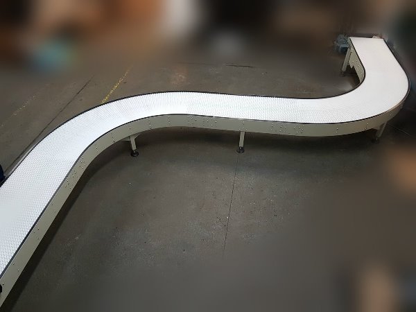 Sistema di trasporto a nastro modulare curvo in plastica
