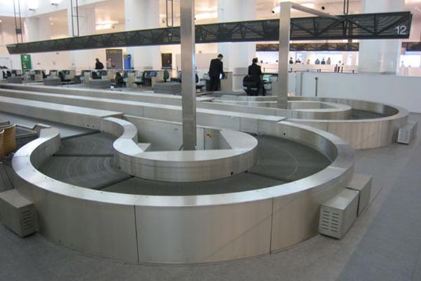Curve di cintura per i sistemi di movimentazione bagagli aeroportuali