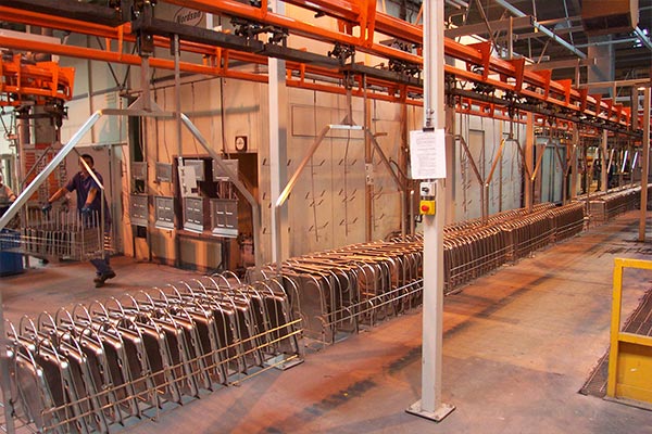 Pannelli fabbricati su un trasportatore Power & Free MCM AT100 Fabricated Panels On A MCM AT100 Power & Free Conveyor