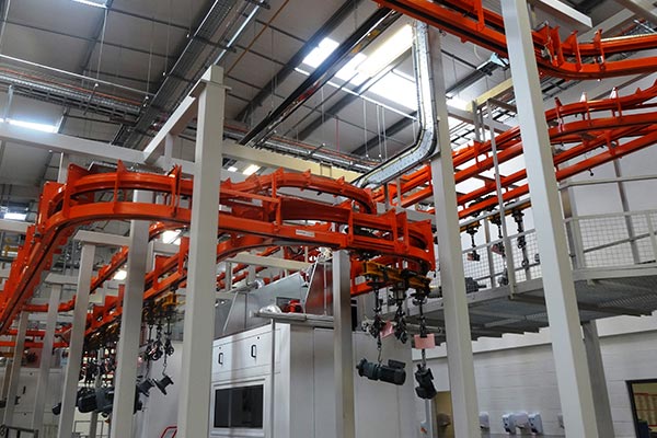 Motoriduttori su un trasportatore Power & Free MCM AT500M Geared Motors On A MCM AT500M Power & Free Conveyor