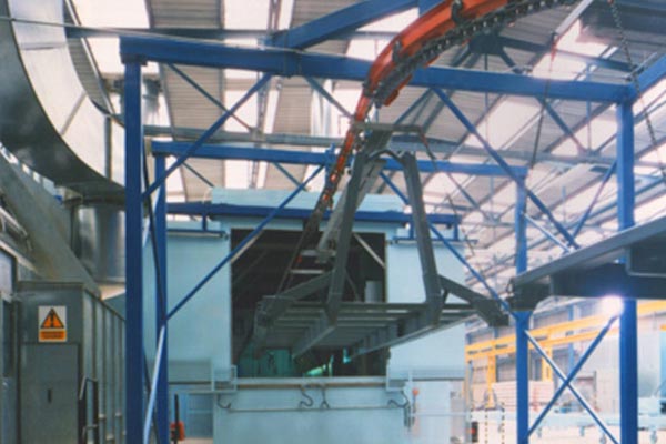 Telaio per rimorchio per veicoli pesanti su un trasportatore MCM Powertrack 500 HGV Trailer Chassis On A MCM Powertrack 500 Conveyor