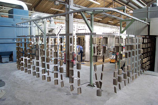 Piccoli componenti su un trasportatore MCM Powertrack 30 Small Components On A MCM Powertrack 30 Conveyor