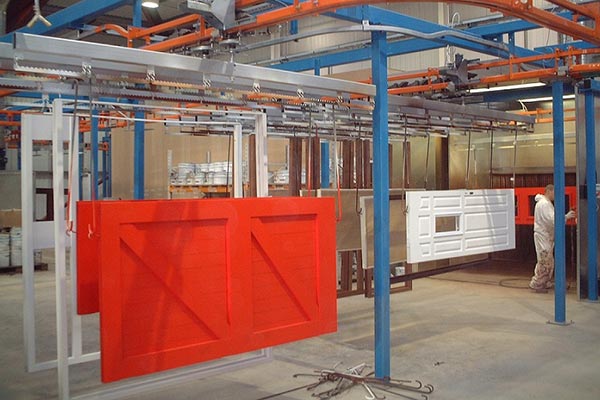 Pannelli porta su un trasportatore Power & Free MCM AT50 HGV Trailer Chassis On A MCM Powertrack 500 Conveyor