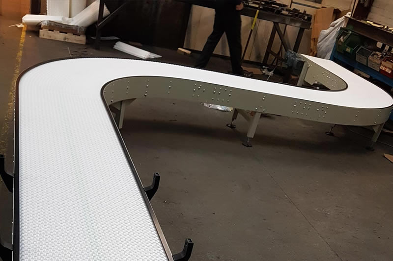 Nastri trasportatori a doghe in acciaio, modulari in plastica e in rete metallica