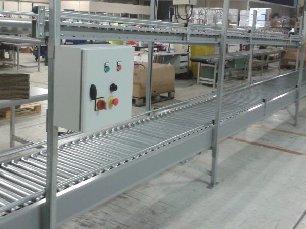 Installati trasportatori a rulli a gravità e a linea d'asse a due livelli