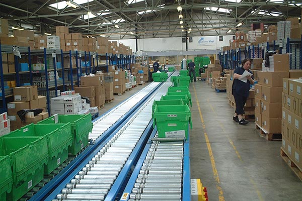 Trasportatore a rulli motorizzato con albero di trasmissione Amber Automation Amber Automation Lineshaft Powered Roller Conveyor